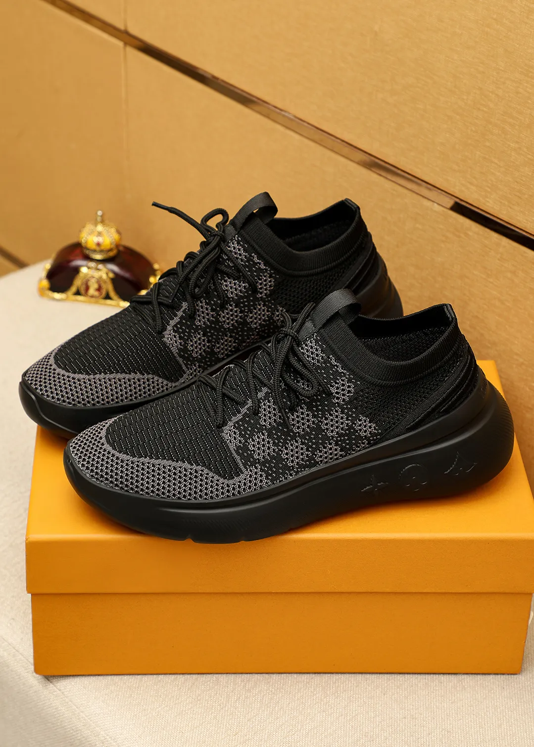 Men's men's shoes 💰480💐 Louis Vuitton Louis Vuitton 2025 new four-season lace-up series! The complex fly-knitting process for shoe uppers is now on the market. The counter has LV shape embossed stitching with original patterns, original raw materials, fabrics, and original fly-knitting! The inside is original and customized! 1:1 outsole mold opening! Foam outsole! 38-44 (45 customized)